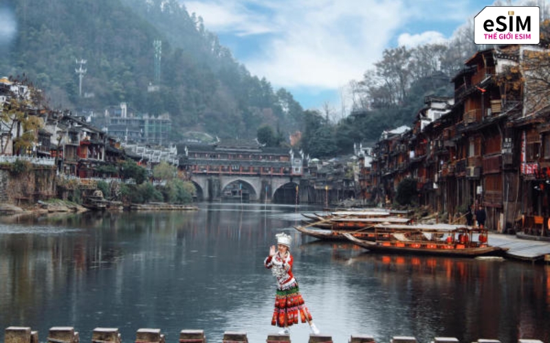 Phượng Hoàng Cổ Trấn mang vẻ đẹp thủy mặc huyền ảo bên dòng Đà Giang nghìn năm.